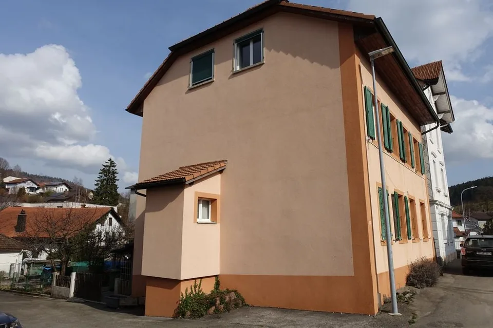 Tramelan - Einfamilienhaus mit 2 Wohnungen mit 3.5 Zimmern und Doppelhaushälfte mit 4.5 Zimmern – Foto 2 von 19