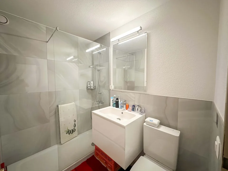 Appartement lumineux et rénové de 3,5 pièces avec balcon et boîte de garage (en droit de construction) – photo 8 sur 10