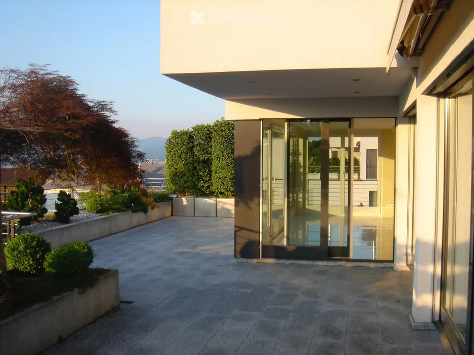 Terrassenwohnung mit wunderbarer Seesicht in Wollerau – Foto 2 von 12