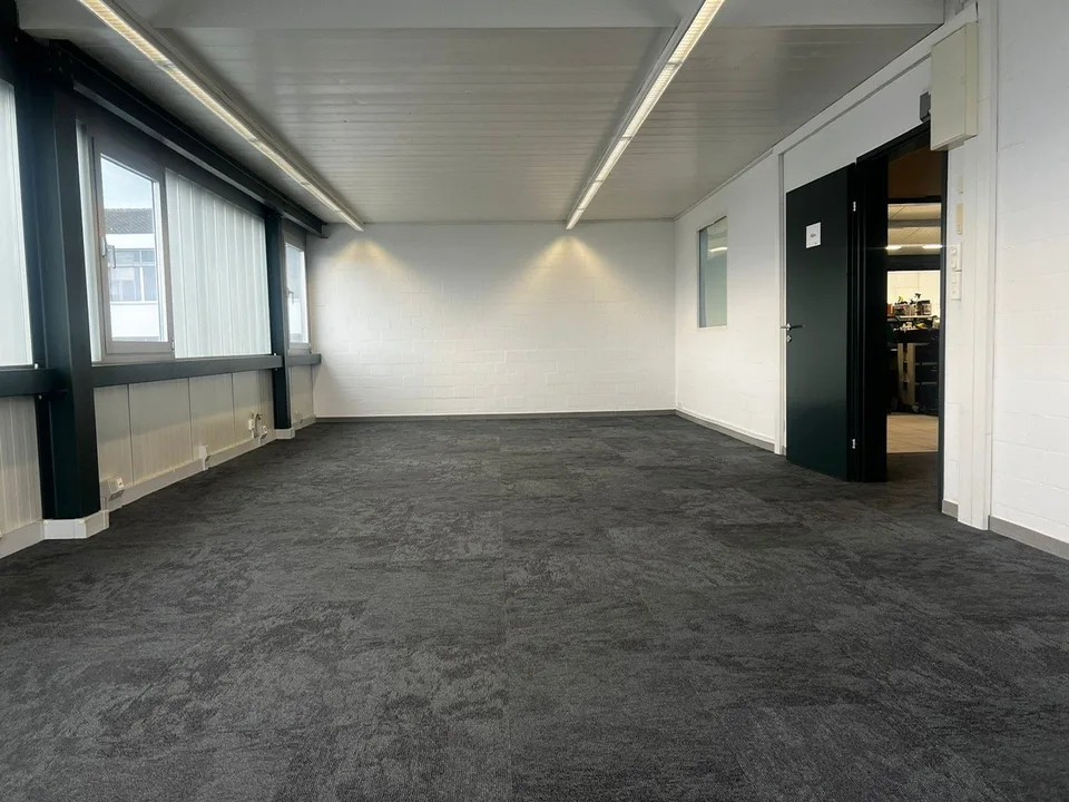 BÜRO 48 m² MIT SEESICHT & KLIMAANLAGE Inkl. Aussenparkplatz – per sofort verfügbar – Foto 6 von 7