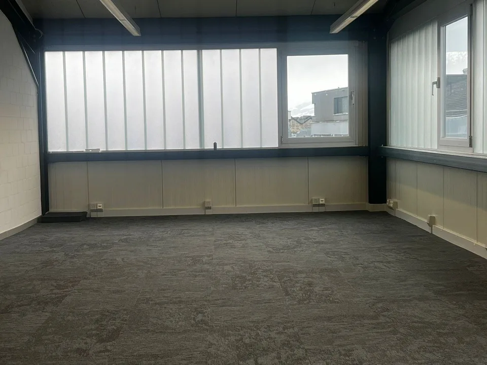 BÜRO 48 m² MIT SEESICHT & KLIMAANLAGE Inkl. Aussenparkplatz – per sofort verfügbar – Foto 2 von 7