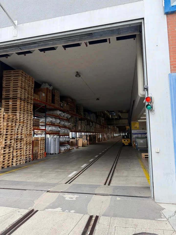 Espace de production et de stockage dans la zone industrielle de Dietikon – photo 2 sur 8