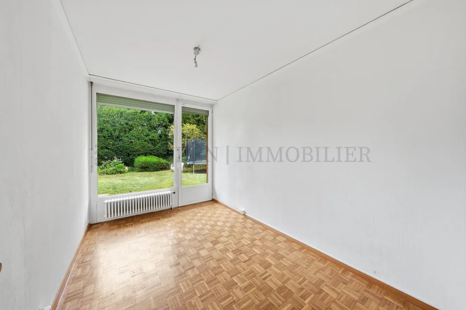 Villa im Erdgeschoss mit schönem Garten – Foto 9 von 12