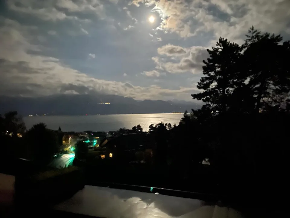LUTRY - Charmantes 2.5-Zimmer-Dachgeschosswohnung mit Aussicht und Balkon – Foto 2 von 9