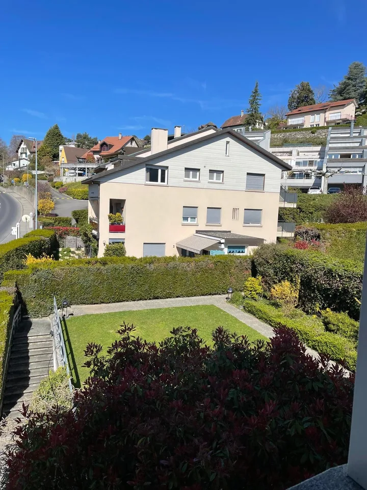LUTRY - Charmantes 2.5-Zimmer-Dachgeschosswohnung mit Aussicht und Balkon – Foto 8 von 9