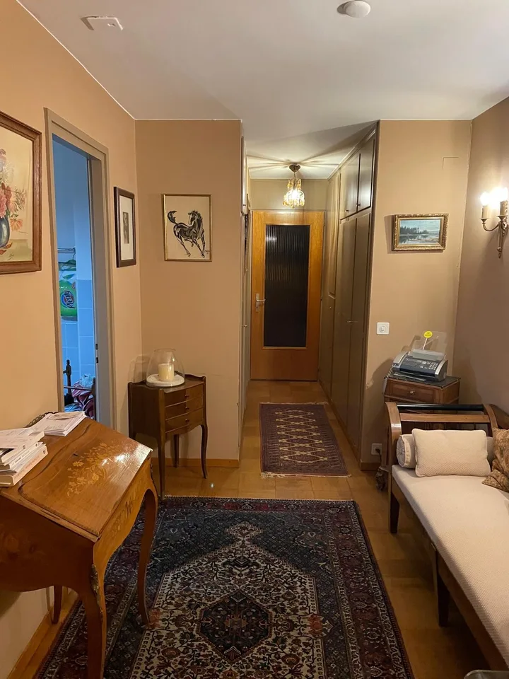 LUTRY - Charmantes 2.5-Zimmer-Dachgeschosswohnung mit Aussicht und Balkon – Foto 4 von 9