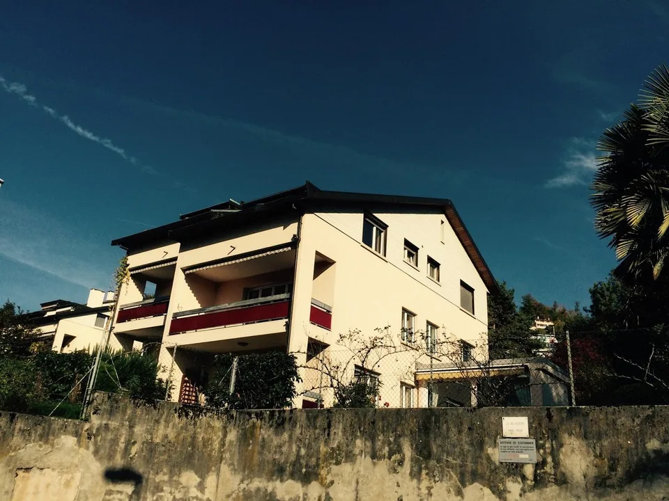 LUTRY - Charmantes 2.5-Zimmer-Dachgeschosswohnung mit Aussicht und Balkon – Foto 3 von 9