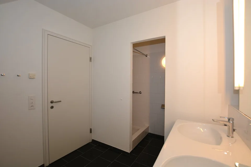 Ultimo appartamento maisonette di 4,5 locali – vita spaziosa con vista panoramica a Oberwil – foto 13 di 17