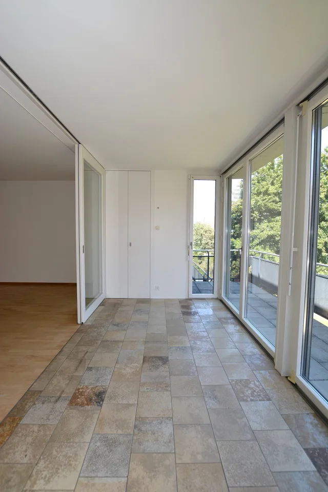 Ultimo appartamento maisonette di 4,5 locali – vita spaziosa con vista panoramica a Oberwil – foto 3 di 17
