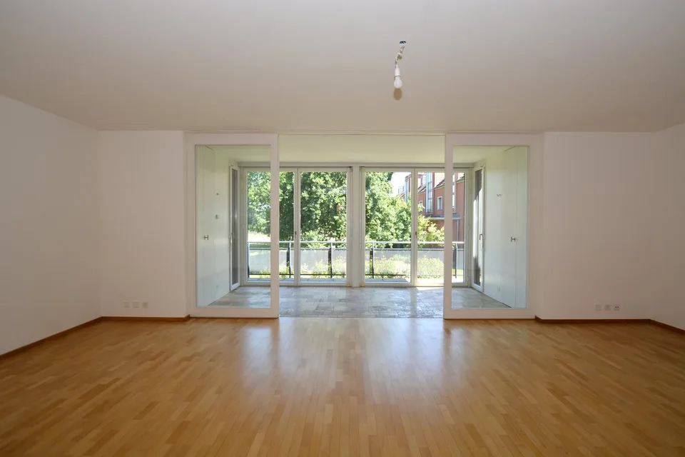 Ultimo appartamento maisonette di 4,5 locali – vita spaziosa con vista panoramica a Oberwil – foto 2 di 17