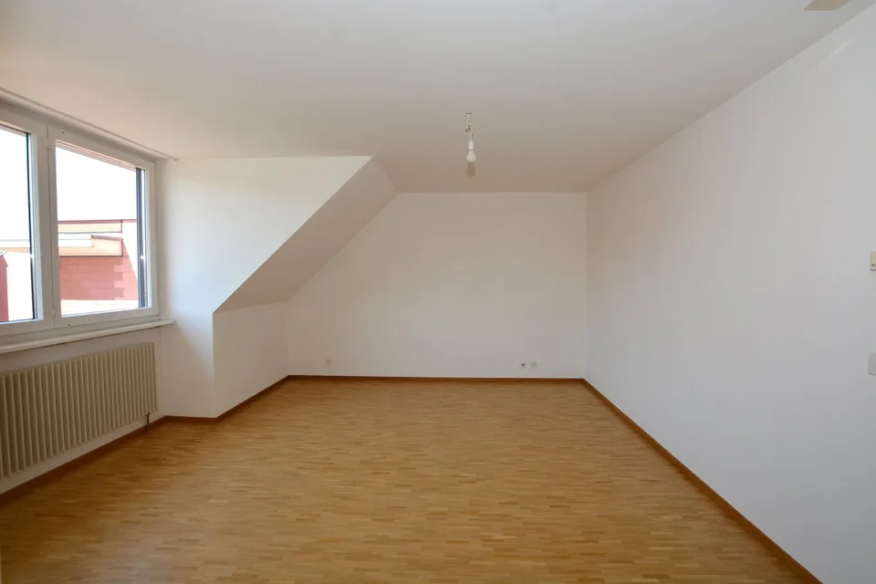 Ultimo appartamento maisonette di 4,5 locali – vita spaziosa con vista panoramica a Oberwil – foto 12 di 17