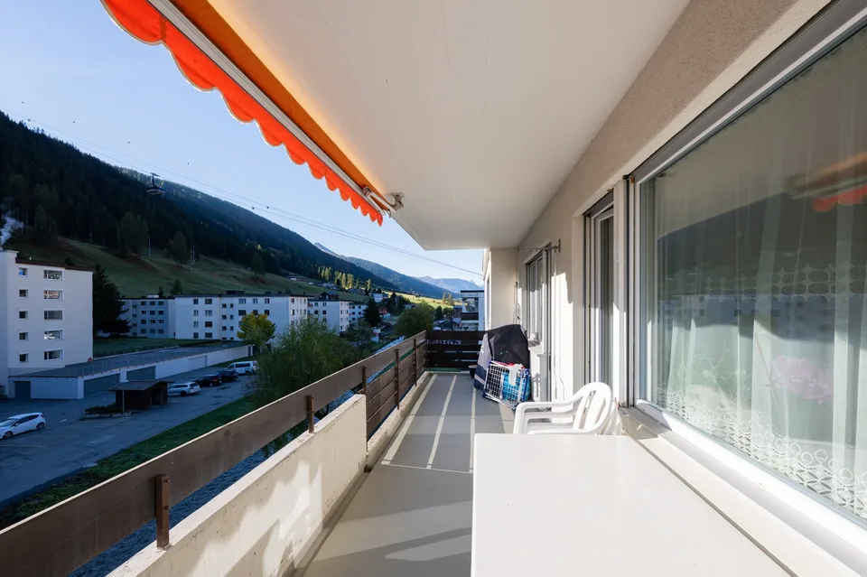 Charmant appartement 3.5 pièces en mansarde avec balcon et vue sur les montagnes à Davos Platz – photo 16 sur 21