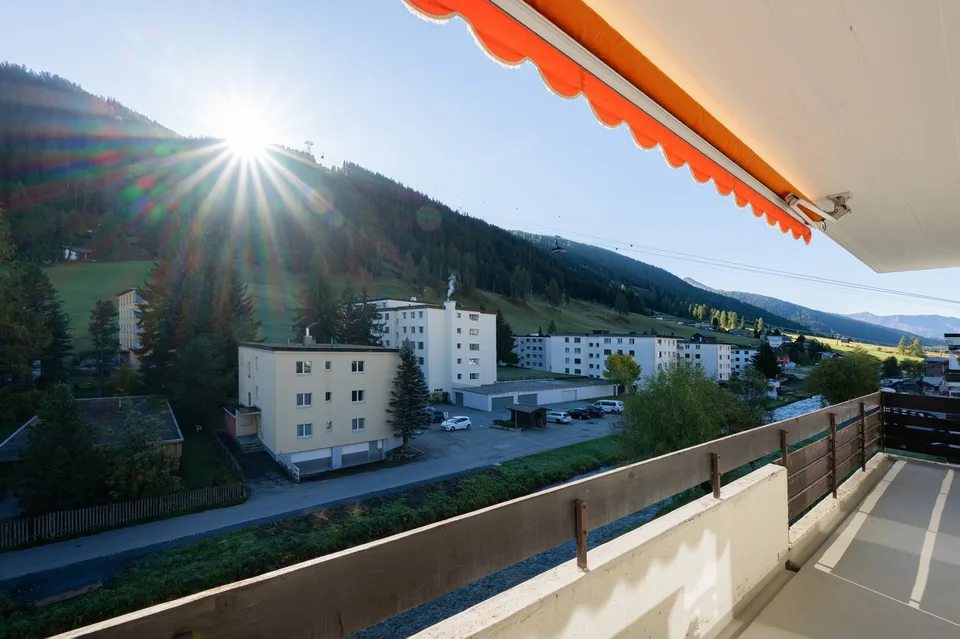 Charmant appartement 3.5 pièces en mansarde avec balcon et vue sur les montagnes à Davos Platz – photo 2 sur 21
