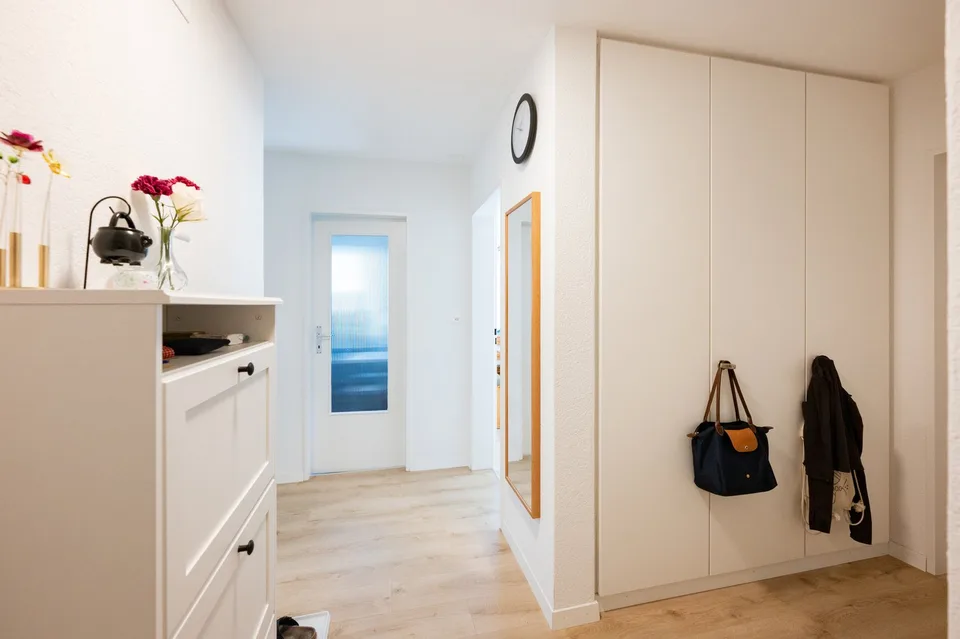 Charmant appartement 3.5 pièces en mansarde avec balcon et vue sur les montagnes à Davos Platz – photo 3 sur 21