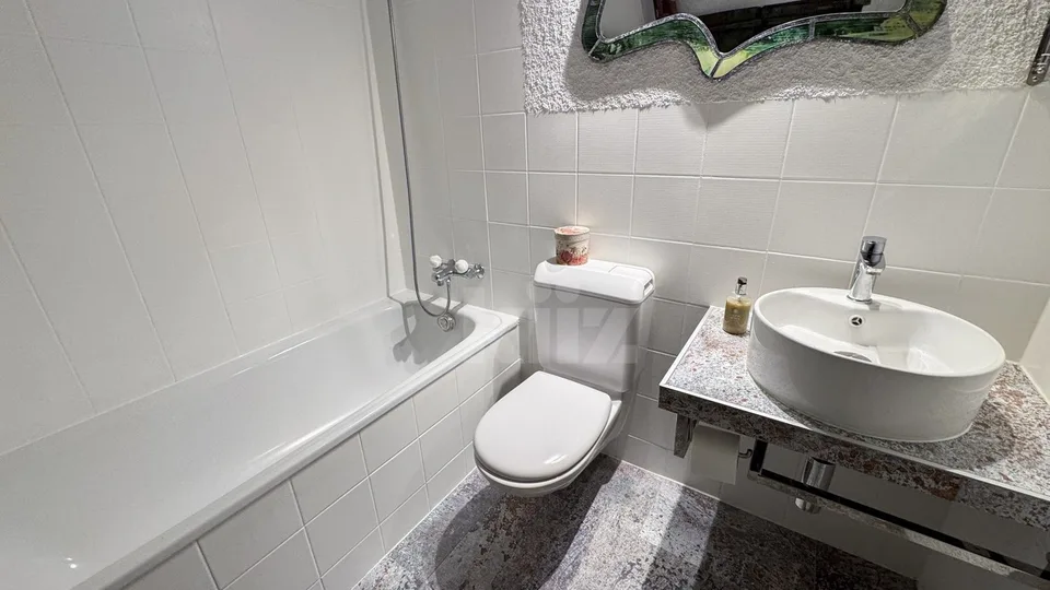 Charming renovated apartment with balcony – photo 10 of 13