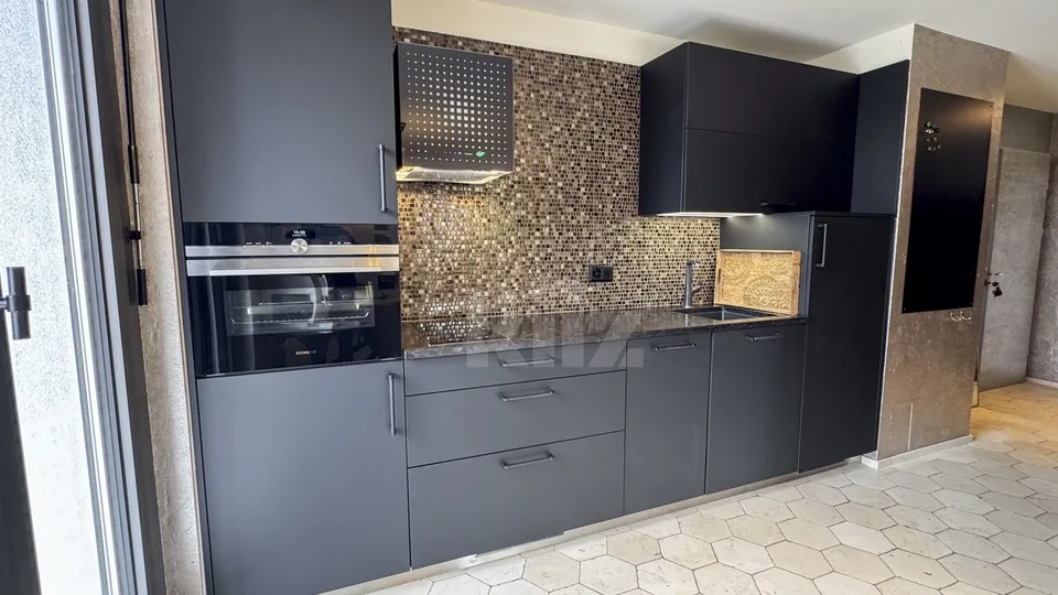 Charming renovated apartment with balcony – photo 7 of 13