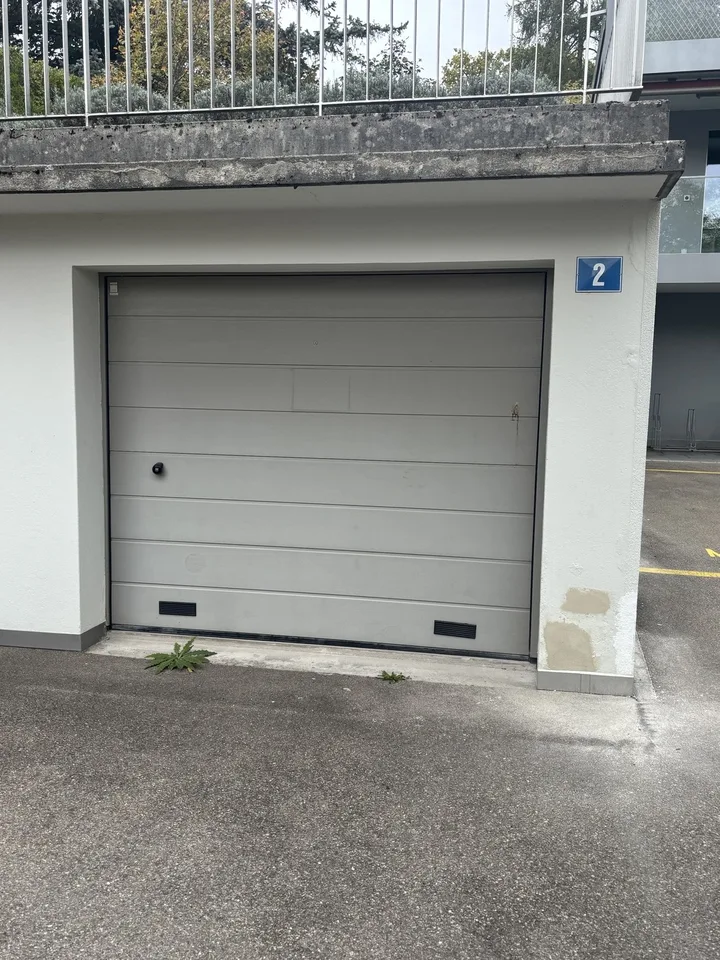 Sichere und gepflegte Garagenbox an attraktiver Lage in Zürich Höngg – Foto 2 von 3