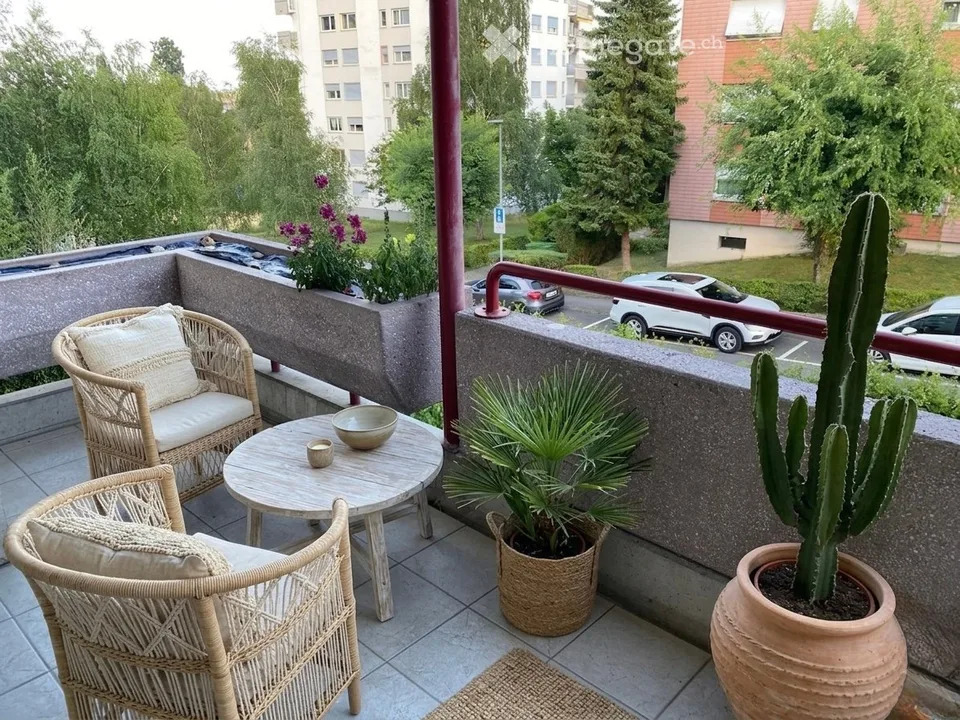 Appartement mit Kamin und Balkon von 3.5 Zimmern – Foto 2 von 5