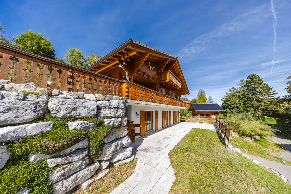 Chalet generoso in una posizione tranquilla con vista panoramica – foto 2 di 13