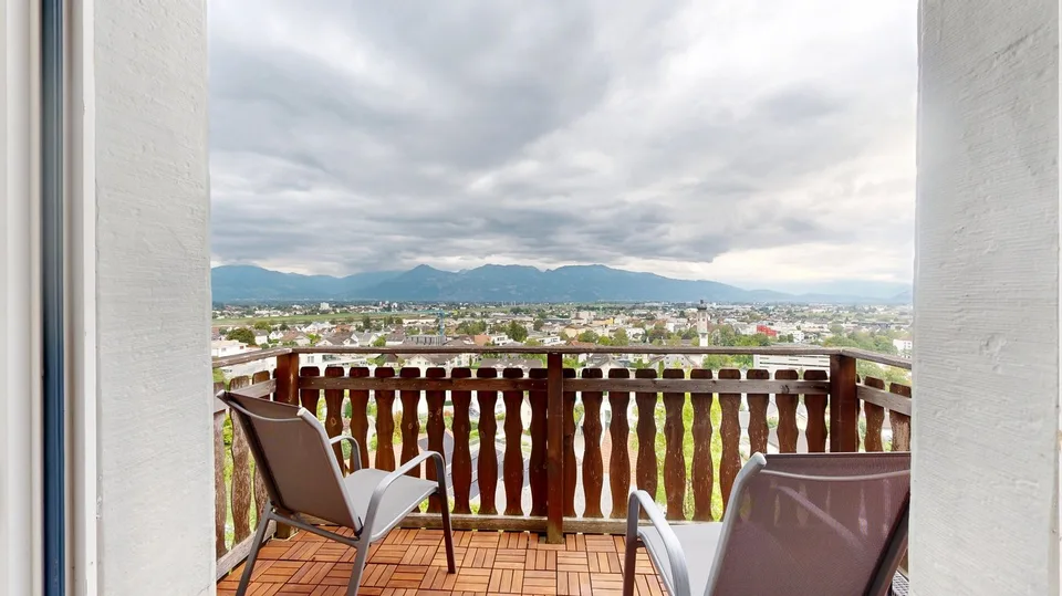 4.5 Zimmer Maisonette Wohnung mit Panorama Blick übers Rheintal zu ver – Foto 2 von 7