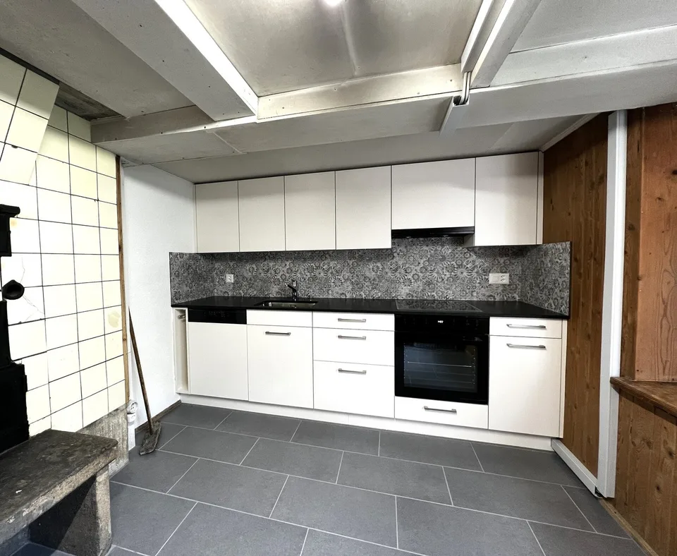 Grosszügiges Doppelhaus mit Scheune und weitläufigem Umschwung zu verk – Foto 3 von 13