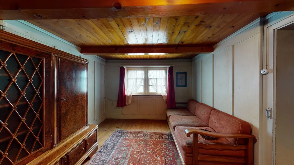 Grosszügiges Doppelhaus mit Scheune und weitläufigem Umschwung zu verk – Foto 6 von 13