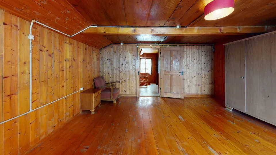 Grosszügiges Doppelhaus mit Scheune und weitläufigem Umschwung zu verk – Foto 8 von 13