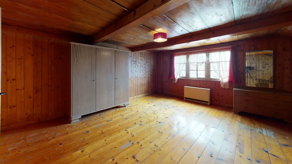Grosszügiges Doppelhaus mit Scheune und weitläufigem Umschwung zu verk – Foto 9 von 13