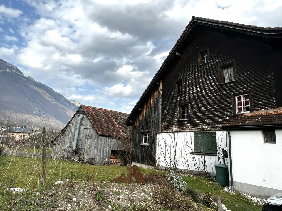 Grosszügiges Doppelhaus mit Scheune und weitläufigem Umschwung zu verk – Foto 2 von 13