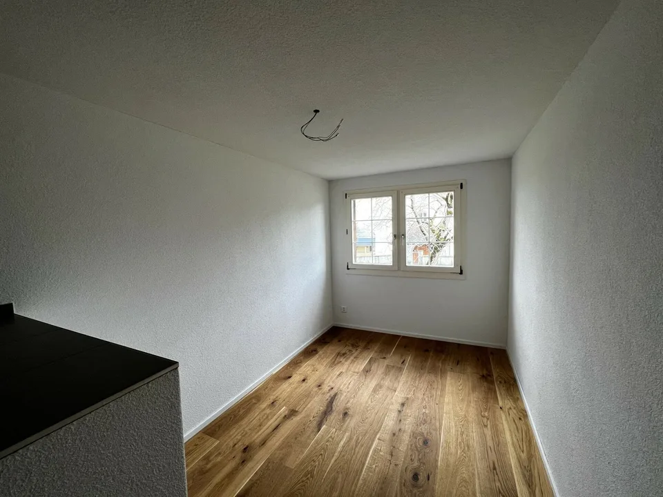 Grosszügiges Doppelhaus mit Scheune und weitläufigem Umschwung zu verk – Foto 5 von 13