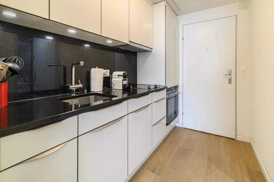 Renovierte und möblierte 1.5-Zimmer-Wohnung in Zug mit Seesicht – Foto 7 von 18