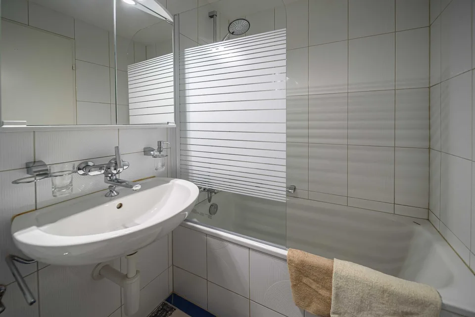 Renovierte und möblierte 1.5-Zimmer-Wohnung in Zug mit Seesicht – Foto 10 von 18