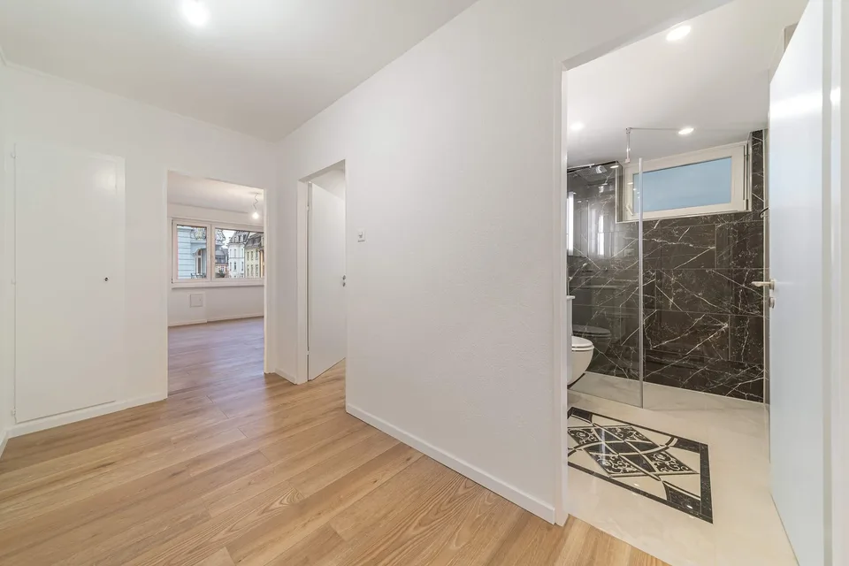Renovierte 2.5-Zimmer-Wohnung mit Balkon an der Laufenstrasse in Basel – Foto 7 von 15