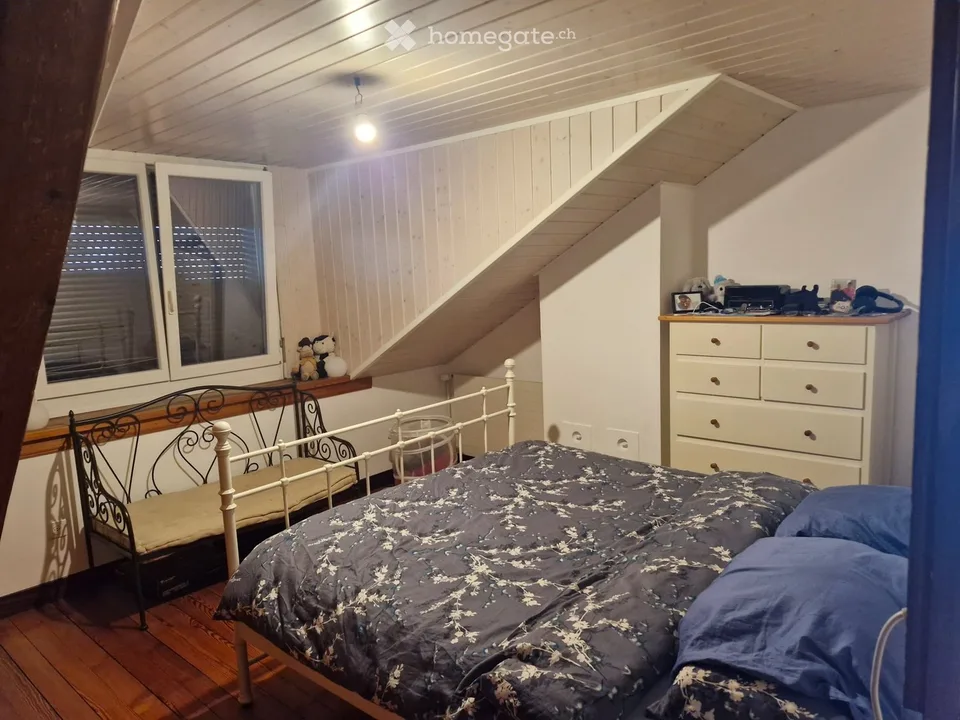Schönes Dachgeschoss mit 4,5 Zimmern und Garten – Foto 2 von 5