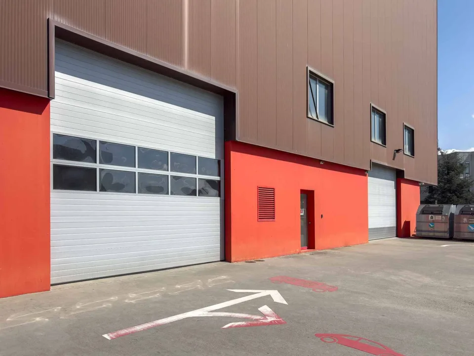 Logistiklager - ausgestattet mit Regalen - Zugang zu Ladequais – Foto 7 von 12