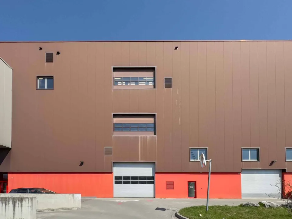 Logistiklager - ausgestattet mit Regalen - Zugang zu Ladequais – Foto 6 von 12