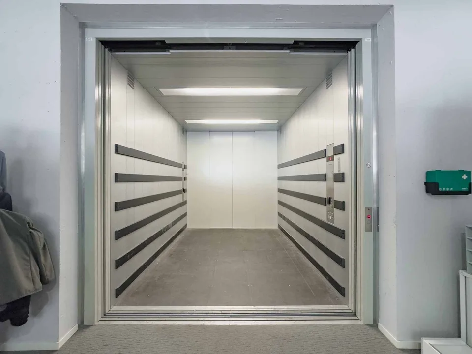 Über 732 m² Büro- und Werkstattflächen in Meyrin – Foto 12 von 13