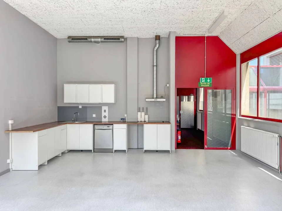 Atelier lumineux de 365 m² à Meyrin – photo 3 sur 11