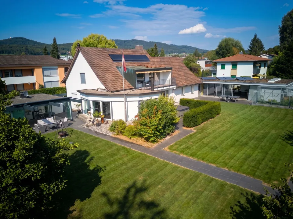 Family-friendly home with plenty of space, garden, and numerous extras – photo 1 of 13