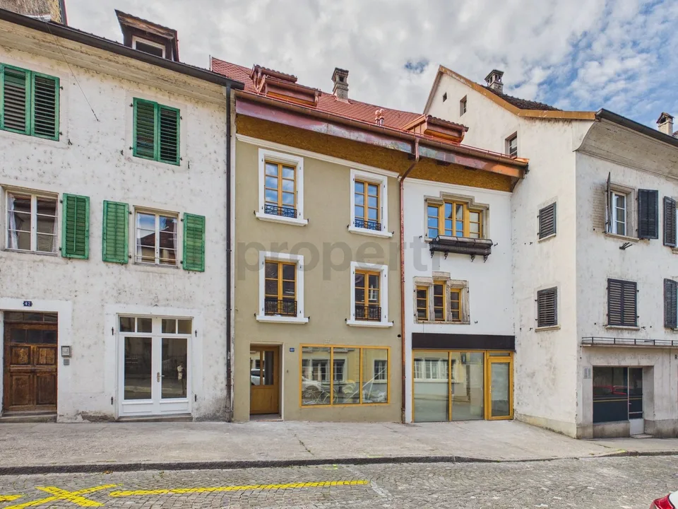 Immeuble mixte au c?ur de la vieille ville de Porrentruy : rénovation complète en cours, livraison clé en main – photo 1 sur 8