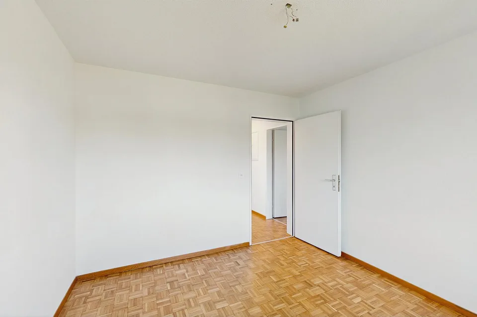 Vivere in modo moderno a Schwerzenbach, frescamente ristrutturato e ottimamente collegato! – foto 7 di 14