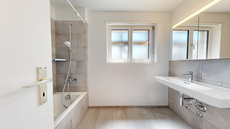 Vivere in modo moderno a Schwerzenbach, frescamente ristrutturato e ottimamente collegato! – foto 11 di 14