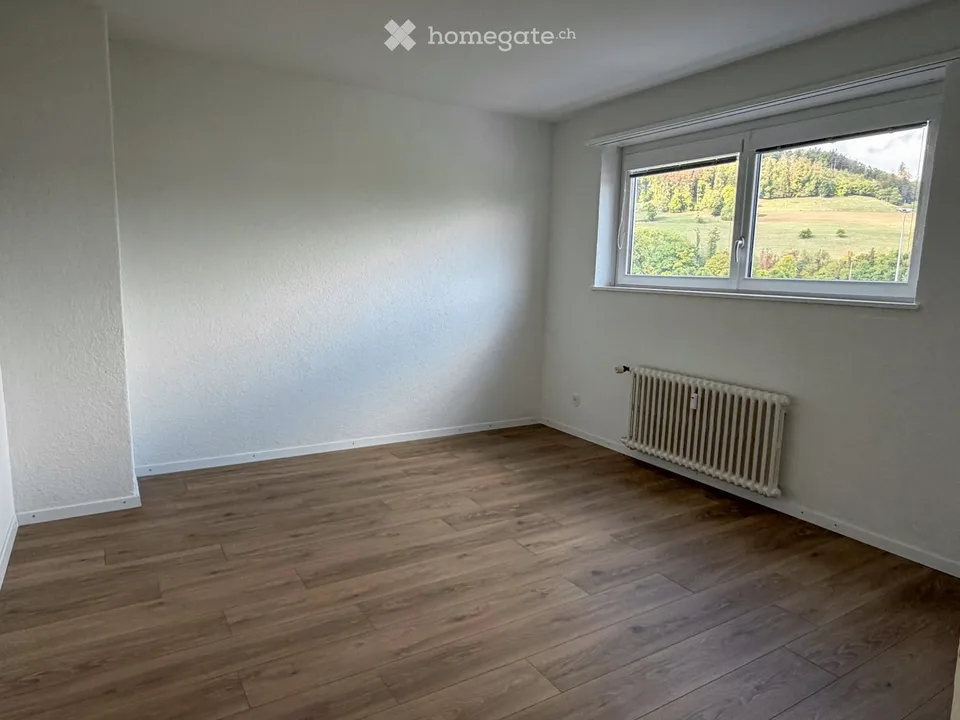 Appartamento di 4 locali parzialmente ristrutturato con balcone – foto 3 di 10