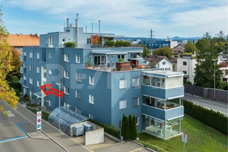 Neuwertige 3.5 Zimmerwohnung mit grossem Balkon – Foto 2 von 9