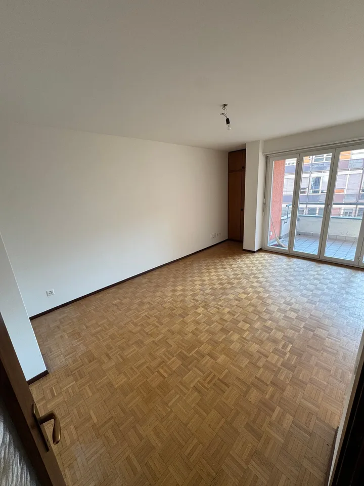 Helles Apartment mit 2 1/2 Zimmern, Balkon und Bergblick in Chiasso – Foto 2 von 6