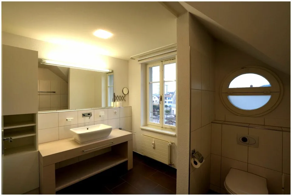 Moderne 2.5-Zimmer-Dachwohnung in Bahnhofsnähe mit hochwertigem Inn... – Foto 4 von 10