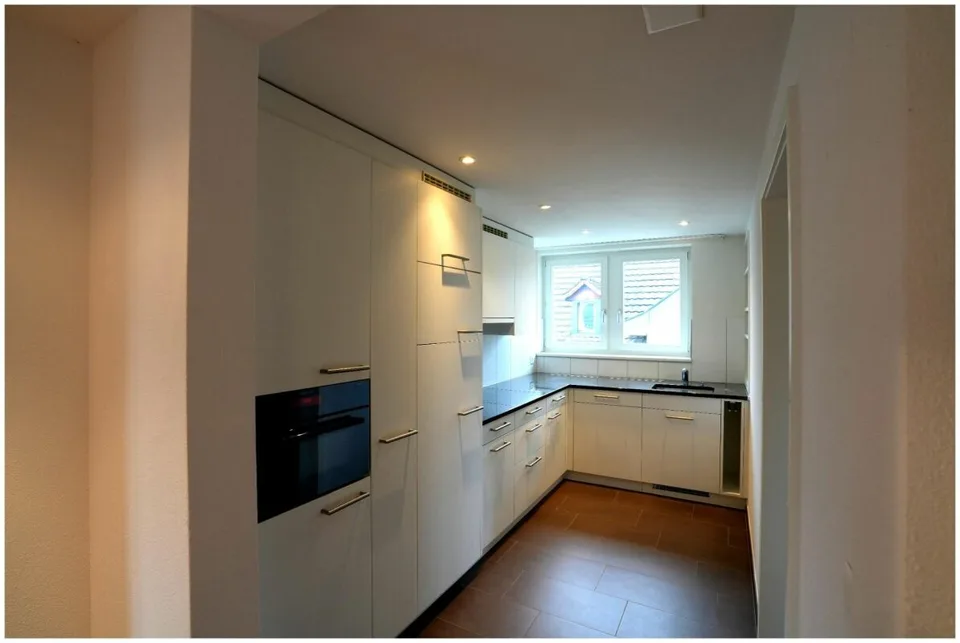 Moderne 2.5-Zimmer-Dachwohnung in Bahnhofsnähe mit hochwertigem Inn... – Foto 2 von 10