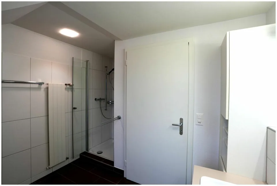 Moderne 2.5-Zimmer-Dachwohnung in Bahnhofsnähe mit hochwertigem Inn... – Foto 5 von 10