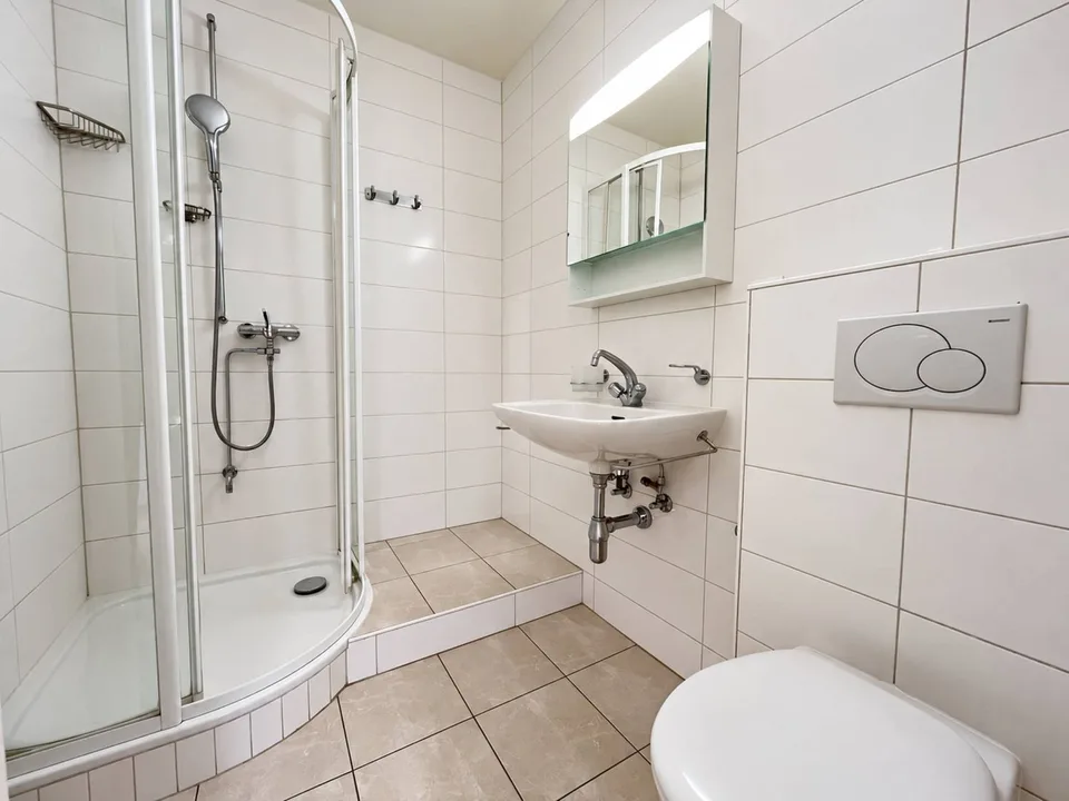 Geräumige 2.5-Zimmer-Wohnung mit Balkon und Seeblick – Foto 7 von 9