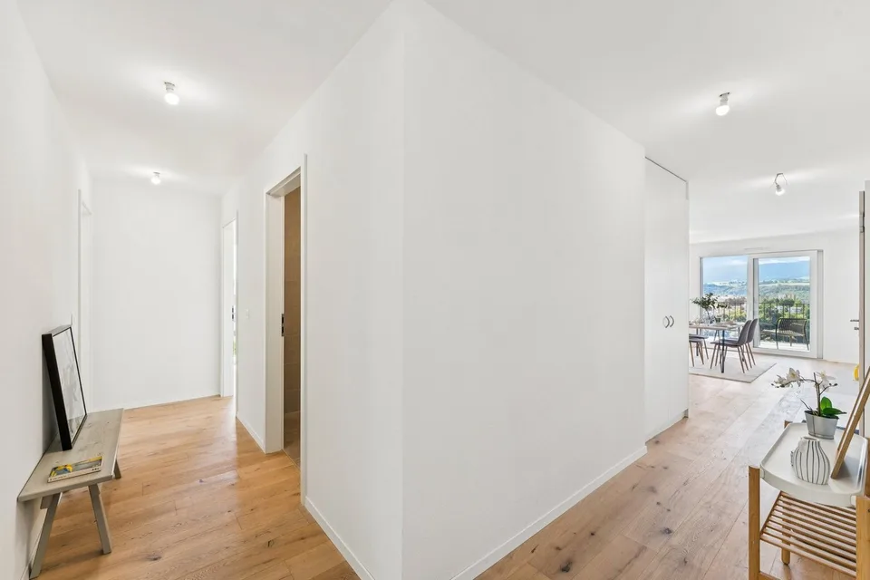 Außergewöhnliche 5.5-Zimmer-Neuwohnung mit freiem Blick – Foto 5 von 12